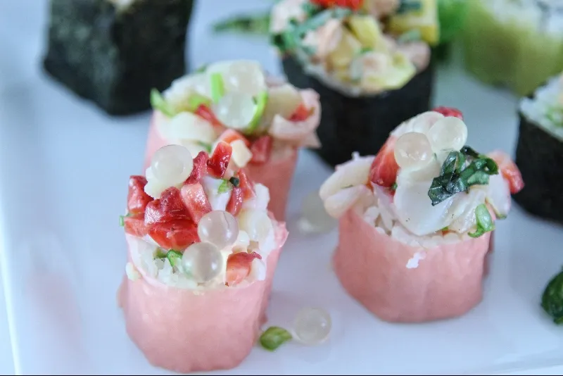 Tartare pour sushi aux pétoncles, fraises et litchis